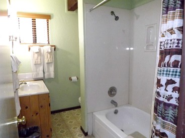 Spacious Cabin with Large Porch Ideal for Groups in Arizona - Flagstaff, Arizona - glamping.directory