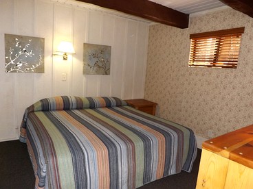 Spacious Cabin with Large Porch Ideal for Groups in Arizona - Flagstaff, Arizona - glamping.directory