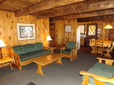 Spacious Cabin with Large Porch Ideal for Groups in Arizona - Flagstaff, Arizona - glamping.directory