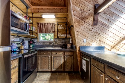 Stunning Vacation Rental with Extra Large Hot Tub and Fire Pit for Family Glamping in Gatlinburg, Tennessee - Gatlinburg, Tennessee - glamping.directory