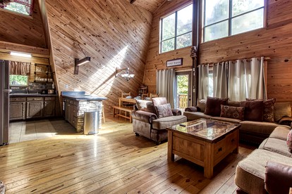 Stunning Vacation Rental with Extra Large Hot Tub and Fire Pit for Family Glamping in Gatlinburg, Tennessee - Gatlinburg, Tennessee - glamping.directory
