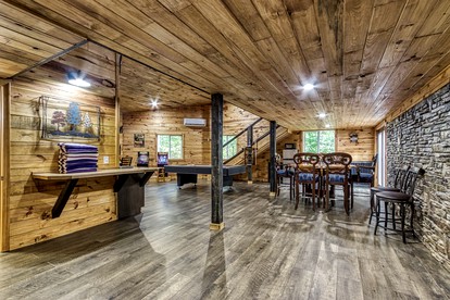 Stunning Vacation Rental with Extra Large Hot Tub and Fire Pit for Family Glamping in Gatlinburg, Tennessee - Gatlinburg, Tennessee - glamping.directory