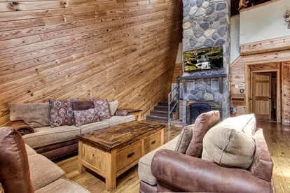 Stunning Vacation Rental with Extra Large Hot Tub and Fire Pit for Family Glamping in Gatlinburg, Tennessee - Gatlinburg, Tennessee - glamping.directory