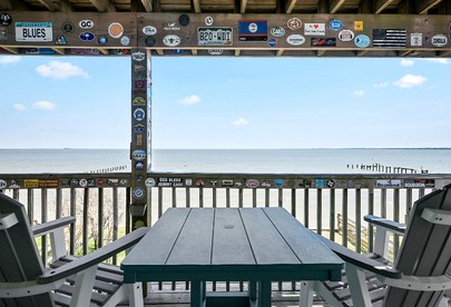 Beautiful Waterfront Home with Amazing Views from the Spacious Deck near Kemah Boardwalk in Seabrook, Texas - Seabrook, Texas - glamping.directory