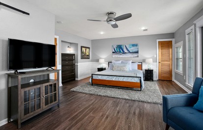 Beautiful Waterfront Home with Amazing Views from the Spacious Deck near Kemah Boardwalk in Seabrook, Texas - Seabrook, Texas - glamping.directory