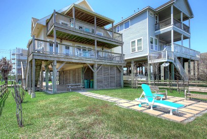 Beautiful Waterfront Home with Amazing Views from the Spacious Deck near Kemah Boardwalk in Seabrook, Texas - Seabrook, Texas - glamping.directory