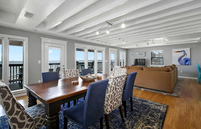 Beautiful Waterfront Home with Amazing Views from the Spacious Deck near Kemah Boardwalk in Seabrook, Texas - Seabrook, Texas - glamping.directory
