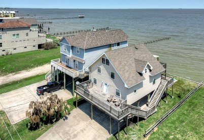 Beautiful Waterfront Home with Amazing Views from the Spacious Deck near Kemah Boardwalk in Seabrook, Texas - glamping.directory