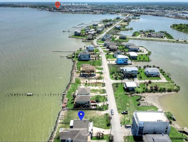 Beautiful Waterfront Home with Amazing Views from the Spacious Deck near Kemah Boardwalk in Seabrook, Texas - Seabrook, Texas - glamping.directory