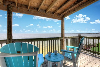Beautiful Waterfront Home with Amazing Views from the Spacious Deck near Kemah Boardwalk in Seabrook, Texas - Seabrook, Texas - glamping.directory