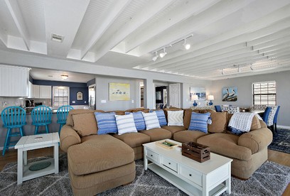 Beautiful Waterfront Home with Amazing Views from the Spacious Deck near Kemah Boardwalk in Seabrook, Texas - Seabrook, Texas - glamping.directory