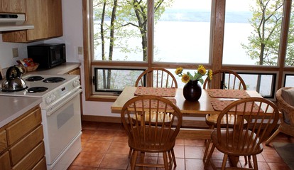Welcoming Suite with Views on the Shores of Seneca Lake in New York - Dundee, New York - glamping.directory