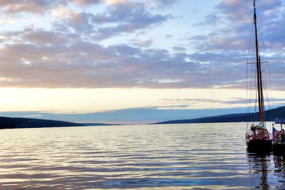 Welcoming Suite with Views on the Shores of Seneca Lake in New York - Dundee, New York - glamping.directory