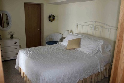 Welcoming Suite with Views on the Shores of Seneca Lake in New York - Dundee, New York - glamping.directory