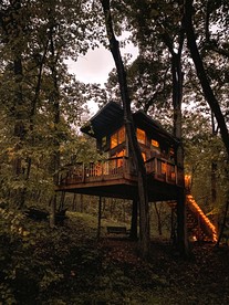 Magical Tree House Rental near Kansas City for Glamping in Missouri - Fishing River Township, Missouri - glamping.directory