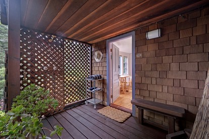 Gorgeous Garden-Level Guest Suite for a Comfortable Getaway Surrounded by Nature in Rio Nido, California - Rio Nido, California - glamping.directory