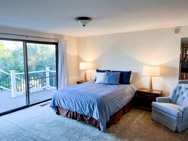 Waterfront Cottage with Large Deck, Foosball Table and Ping Pong Table in Washington - La Conner, Washington - glamping.directory