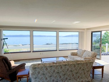Waterfront Cottage with Large Deck, Foosball Table and Ping Pong Table in Washington - La Conner, Washington - glamping.directory