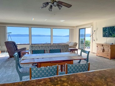 Waterfront Cottage with Large Deck, Foosball Table and Ping Pong Table in Washington - La Conner, Washington - glamping.directory