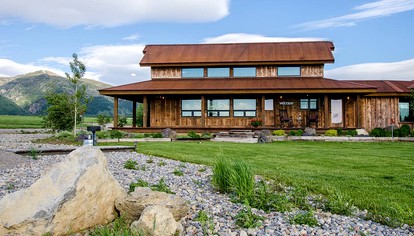 Peaceful Cabin Rental Ideal for a Weekend Getaway in Wyoming - glamping.directory