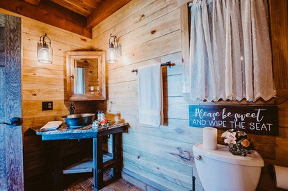 Peaceful Cabin Rental Ideal for a Weekend Getaway in Wyoming - Thayne, Wyoming - glamping.directory