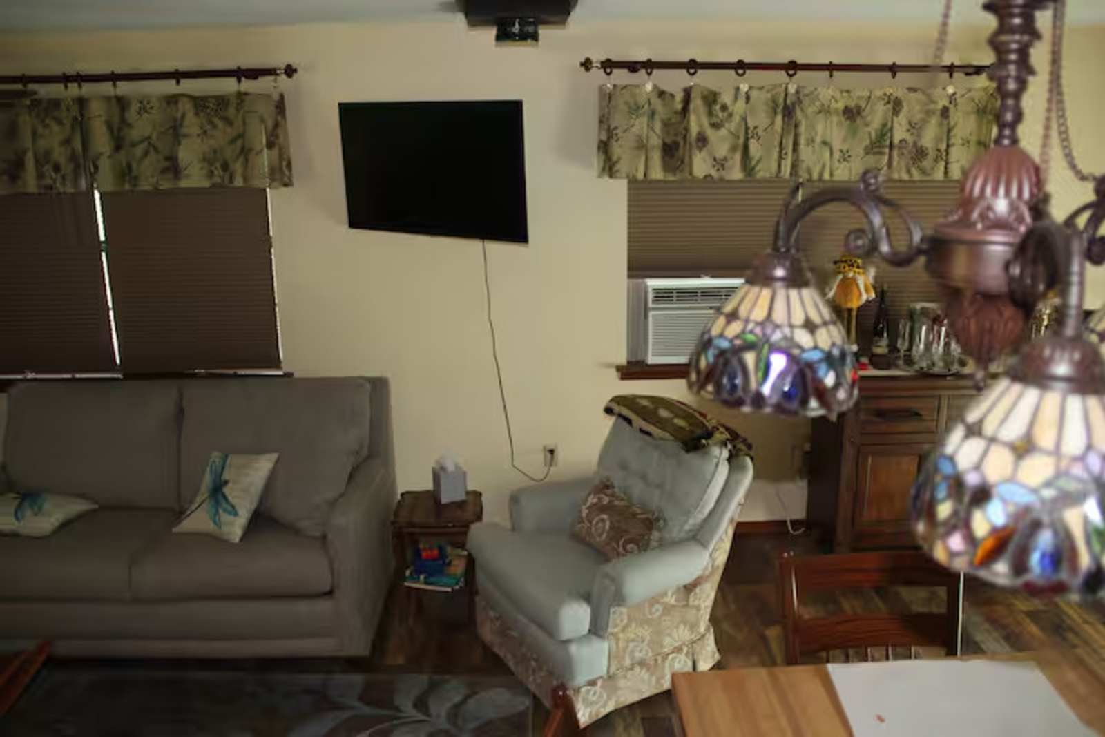 Meadow Mountain Cottage Retreat - Chester, Arkansas - glamping.directory