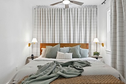 Cozy & Spacious Retreat with Fire Pit and Outdoor Lounge in Siloam Springs, Arkansas - Siloam Springs, Arkansas - glamping.directory