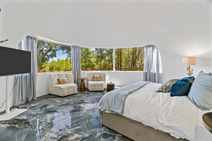 Outstanding Luxurious Dome with Mini Golf, Outdoor Bath, Sauna and Lake Views in Elgin, Texas - Elgin, Texas - glamping.directory