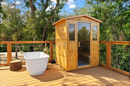 Outstanding Luxurious Dome with Mini Golf, Outdoor Bath, Sauna and Lake Views in Elgin, Texas - Elgin, Texas - glamping.directory