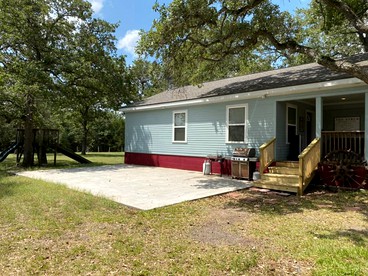 Cozy Texas Cottage Ideal for Weekend Getaways from Austin - Flatonia, Texas - glamping.directory
