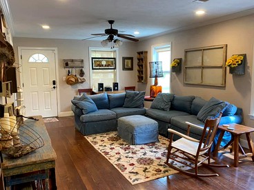 Cozy Texas Cottage Ideal for Weekend Getaways from Austin - Flatonia, Texas - glamping.directory