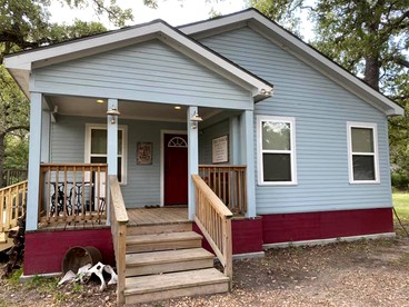 Cozy Texas Cottage Ideal for Weekend Getaways from Austin - glamping.directory