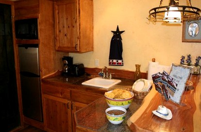 Charming Cabin Stay for Six Nestled Amid Central Texas' Wildlife in Buda - Buda, Texas - glamping.directory