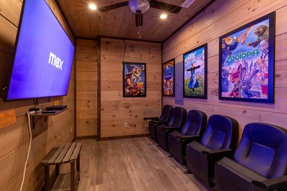 Scenic Smoky Mountain Cabin with Theater & Game Room near Gatlinburg, Tennessee - Gatlinburg, Tennessee - glamping.directory