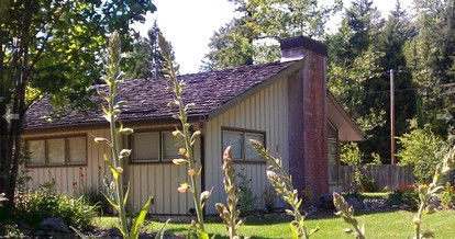 Classic Cottage Rental with a Gorgeous Lawn and Quick Access to the Blue River in Oregon - glamping.directory