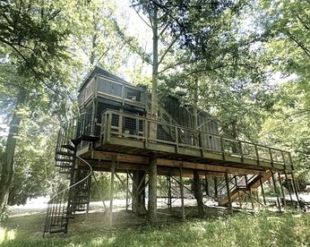Luxury Treehouse Retreat with Stunning Decks & Creek Access Near Starved Rock State Park, Ottawa, IL - Ottawa, Illinois - glamping.directory