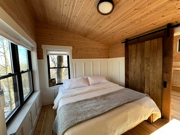 Luxury Treehouse Retreat with Stunning Decks & Creek Access Near Starved Rock State Park, Ottawa, IL - Ottawa, Illinois - glamping.directory