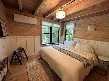 Luxury Treehouse Retreat with Stunning Decks & Creek Access Near Starved Rock State Park, Ottawa, IL - Ottawa, Illinois - glamping.directory