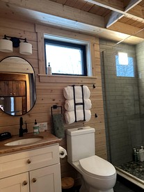 Luxury Treehouse Retreat with Stunning Decks & Creek Access Near Starved Rock State Park, Ottawa, IL - Ottawa, Illinois - glamping.directory