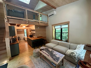Luxury Treehouse Retreat with Stunning Decks & Creek Access Near Starved Rock State Park, Ottawa, IL - Ottawa, Illinois - glamping.directory