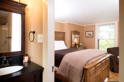 Stylish Vacation Rental with Lake Views near Laconia, New Hampshire - Sanbornton, New Hampshire - glamping.directory