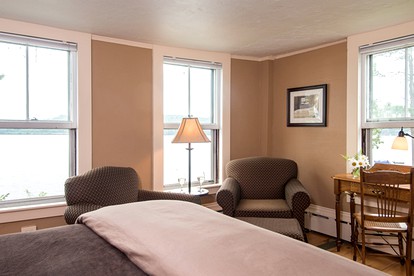 Stylish Vacation Rental with Lake Views near Laconia, New Hampshire - Sanbornton, New Hampshire - glamping.directory