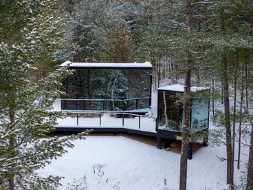 Gorgeous Scandinavian Mirror Glass Cabin in the Adirondacks for an Unforgettable Getaway in Jay, New York - Jay, New York - glamping.directory