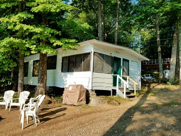 Lovely Lakeside Cabin Rental near Pharaoh Lake Wilderness Area in New York - Horicon, New York - glamping.directory