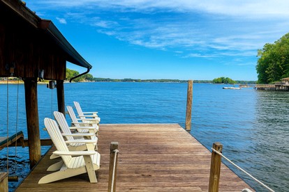 Big Water View Lake Home in Mooresville, North Carolina - Mooresville, North Carolina - glamping.directory