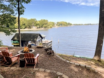 Big Water View Lake Home in Mooresville, North Carolina - Mooresville, North Carolina - glamping.directory