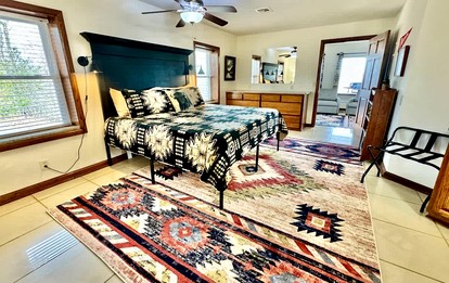 Secluded Riverfront Cabin with Bluff Views, Gated Privacy & Scenic Trail Access in Tahlequah, Oklahoma - Tahlequah, Oklahoma - glamping.directory