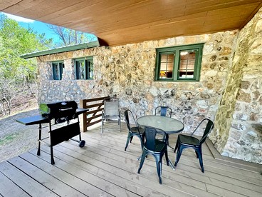 Secluded Riverfront Cabin with Bluff Views, Gated Privacy & Scenic Trail Access in Tahlequah, Oklahoma - Tahlequah, Oklahoma - glamping.directory