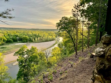 Secluded Riverfront Cabin with Bluff Views, Gated Privacy & Scenic Trail Access in Tahlequah, Oklahoma - Tahlequah, Oklahoma - glamping.directory
