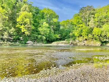 Secluded Riverfront Cabin with Bluff Views, Gated Privacy & Scenic Trail Access in Tahlequah, Oklahoma - Tahlequah, Oklahoma - glamping.directory